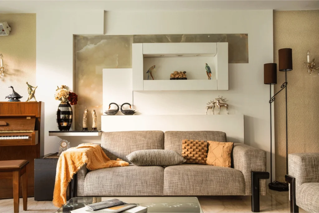 Renters insurance policy insuring a Couch, blanket and pillows.